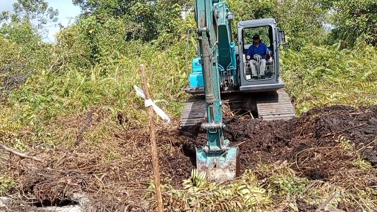 Cara Excavator Bikin Parit Dirawa Supaya Lurus Part 1