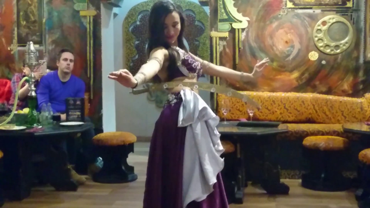 Danza del vientre con espada!