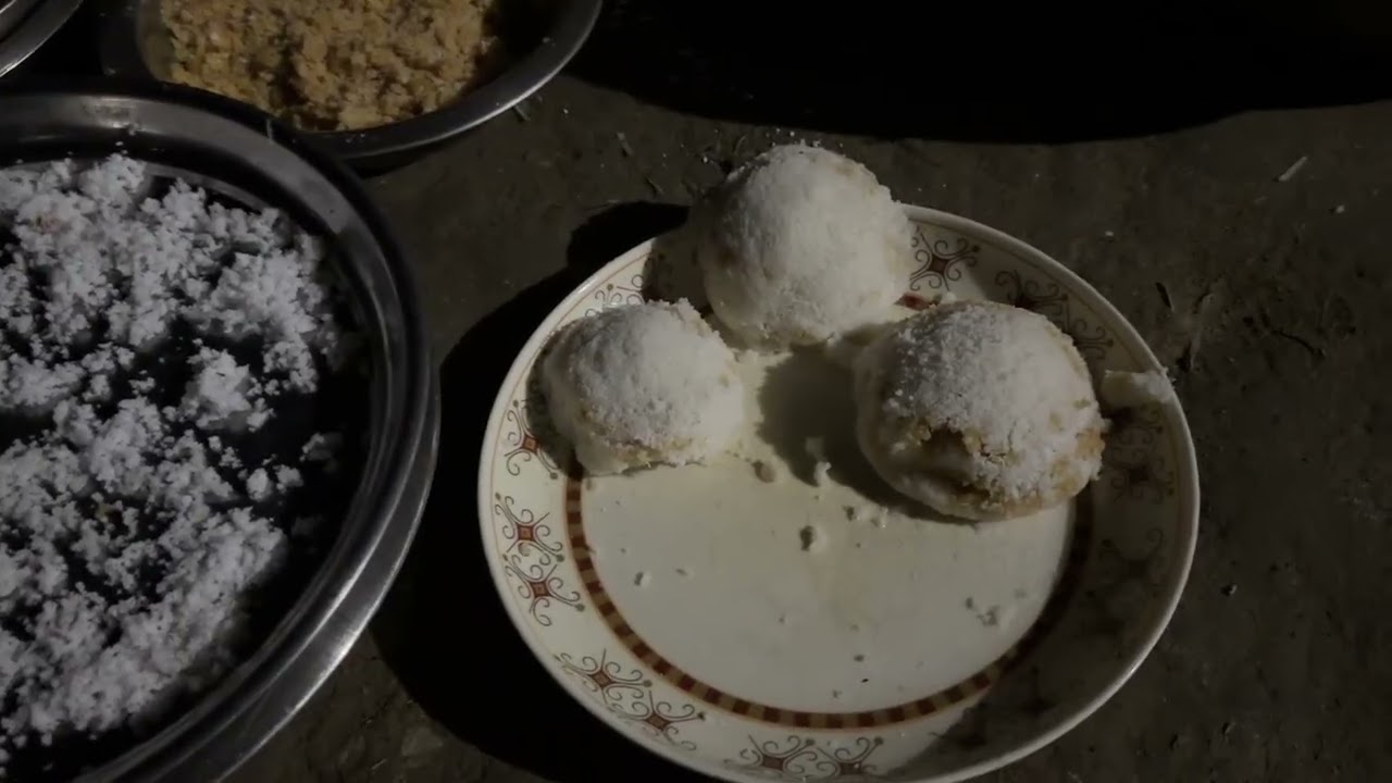 গ্রামের বাড়িতে দিদির হাতে স্নেহভরা সুস্বাদু ভাপা পিঠা