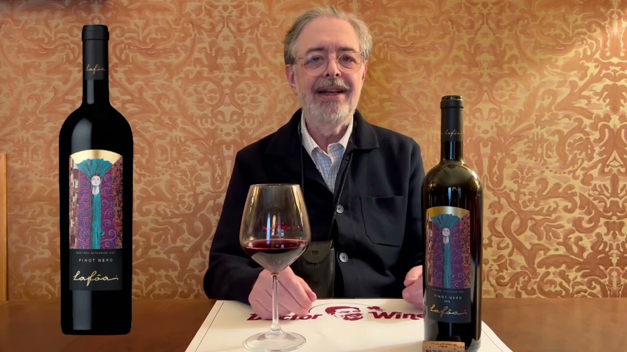 Daniele Cernilli degusta un grande Pinot Nero prodotto da Colterenzio