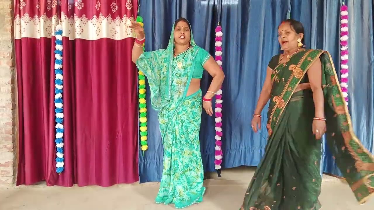 नाच गीत 🙏👉 तोर तोर बेचई तरकारी हो😂😂 #dehatinachgeet #avadhinachgeet #viralvideo