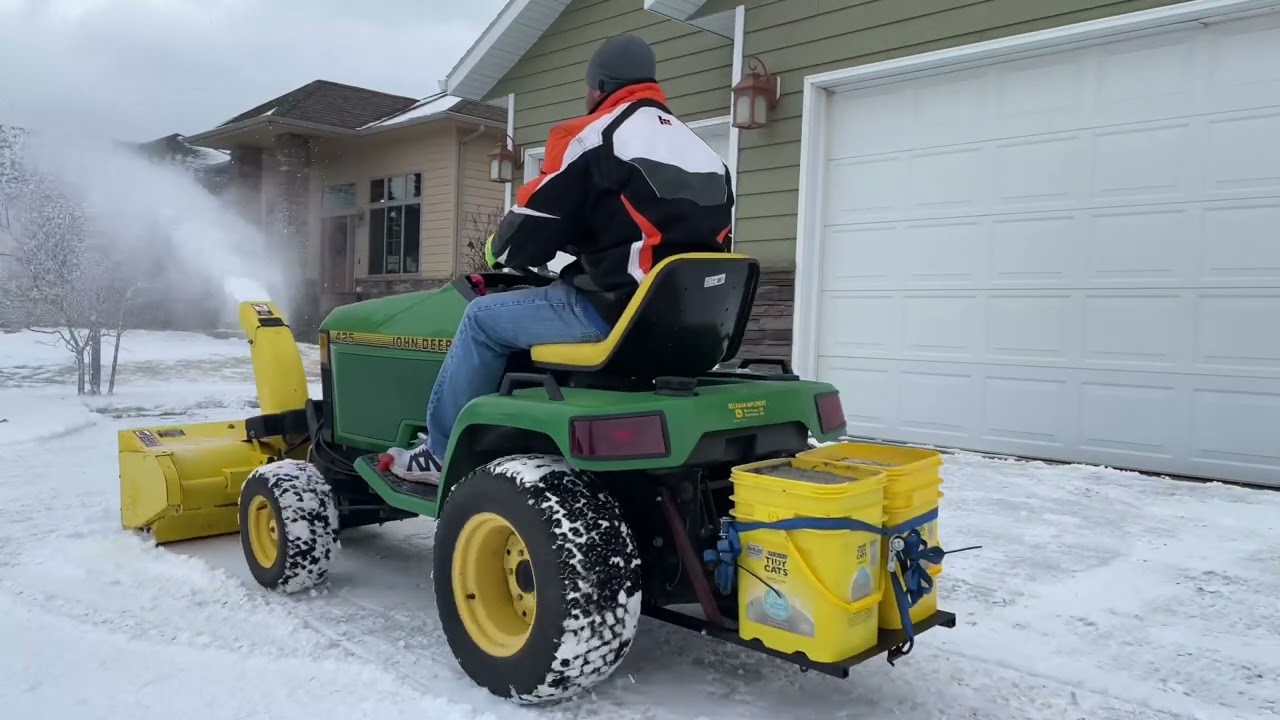 John Deere 425 throwing snow!  