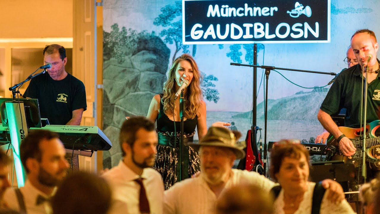 Brautentfuehrung Brautstehlen mit der Hochzeitsband/ Gaudiblosn aus Bayern Muenchen