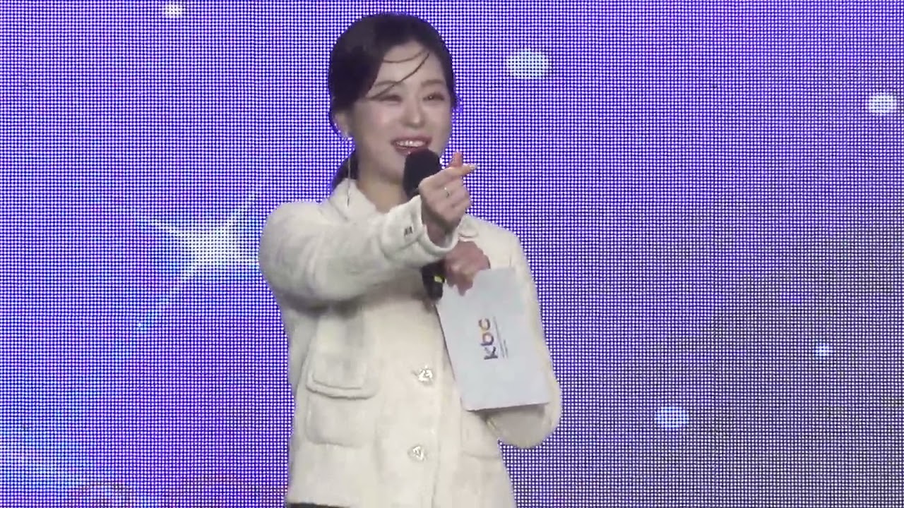아나운서 정재희, 무대정비 중 수다떨기 단추도 풀고, 제51회 강진청자축제 KBC 축하쇼, 고려청자요지 일원 20230225