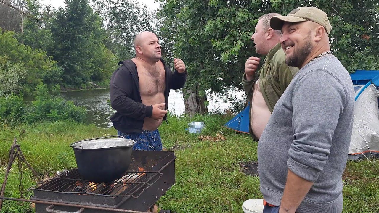 «Відпочинок на природі: риболовля, шашлик і юшка біля річки»