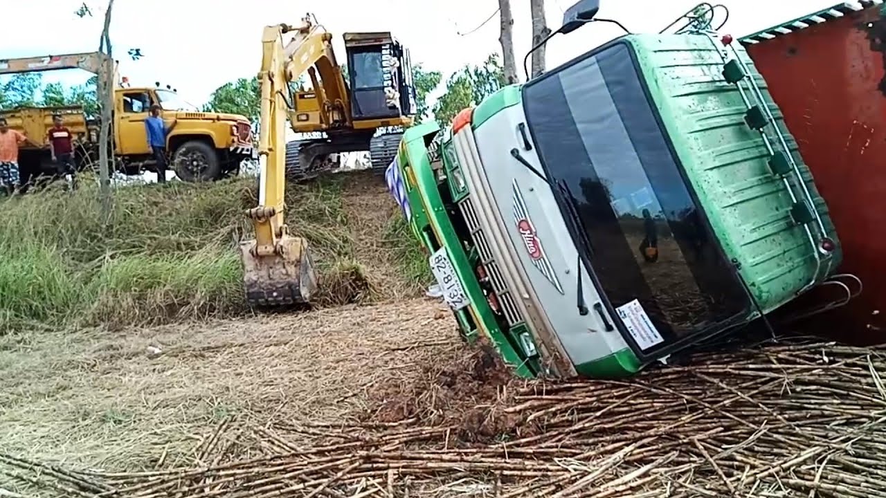 ลุยกันต่อเลยดึงรถอ้อยตกข้างทางขึ้น