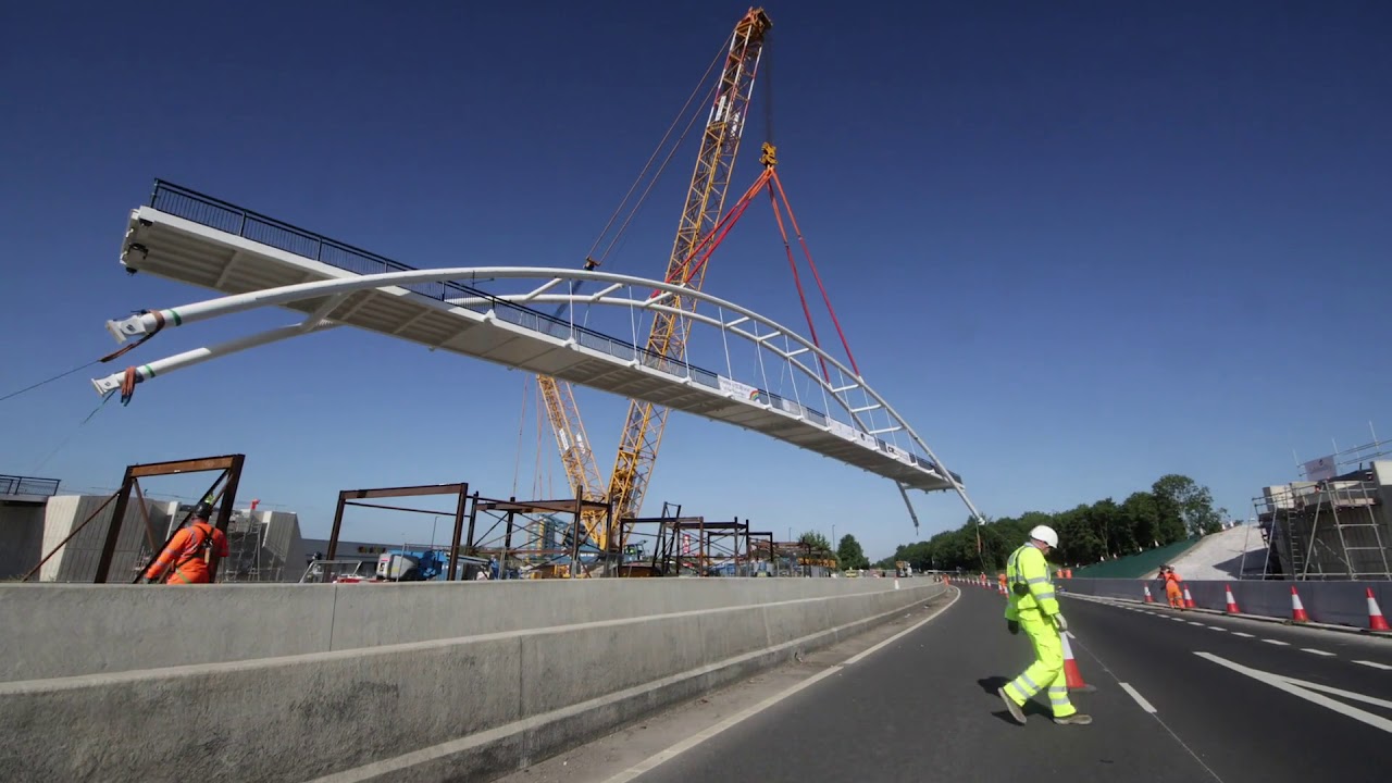 A52 | Installation of the new footbridge