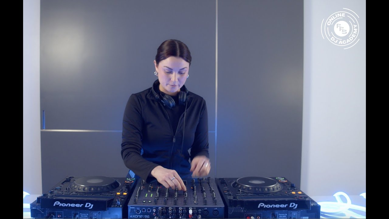 How to mix with Xone FFS DJ ACADEMY