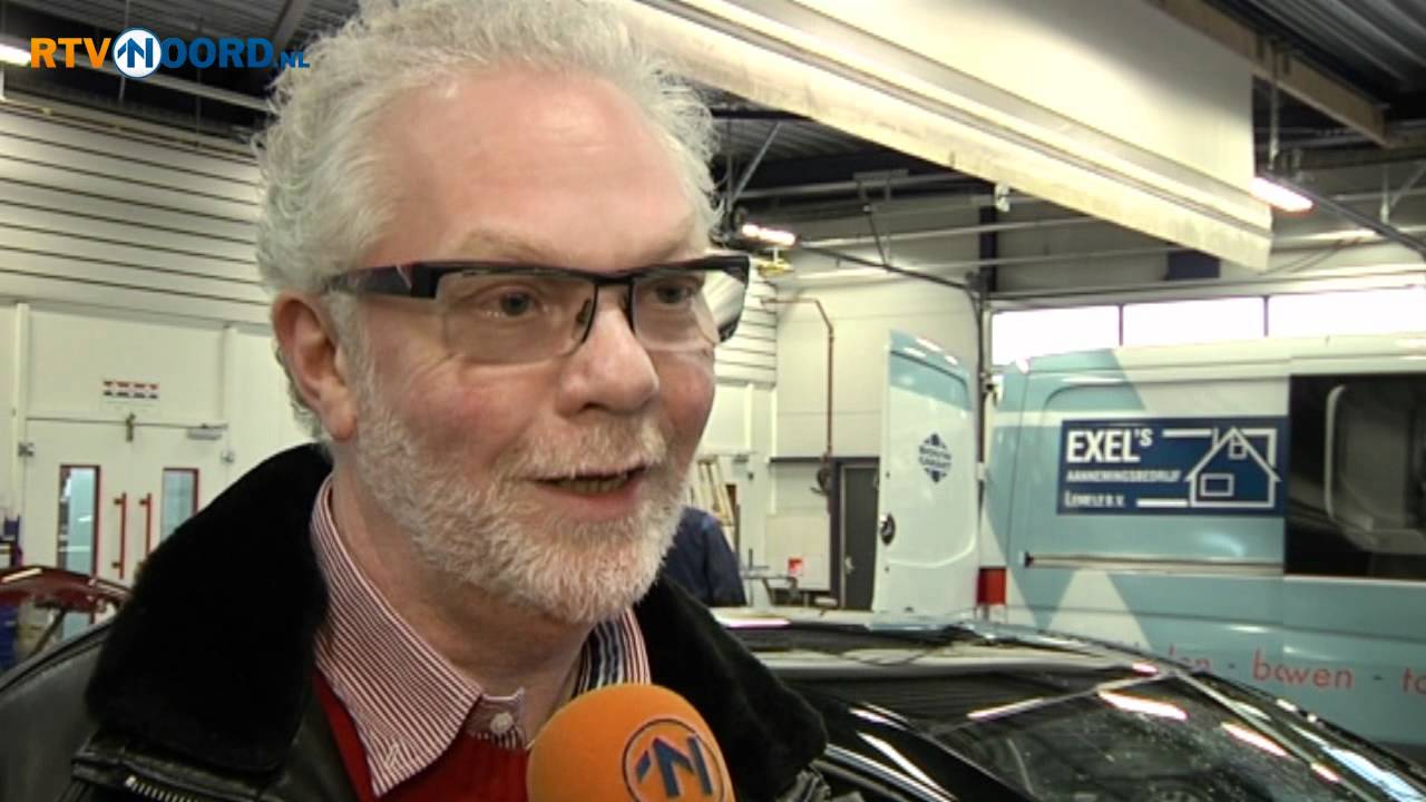 Mercedes bedolven onder inhoud glasbak
