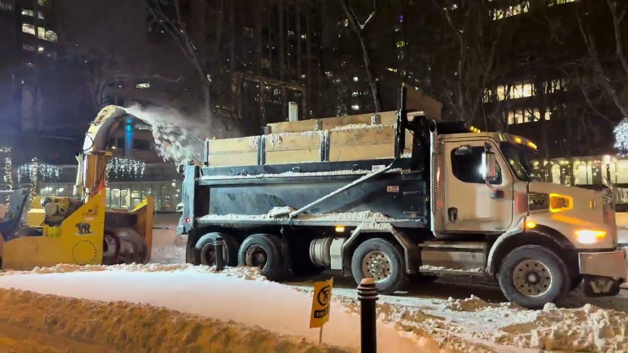 Buried by snow, Saved by machines - Montreal’s 24 hours winter operation ❄️ 