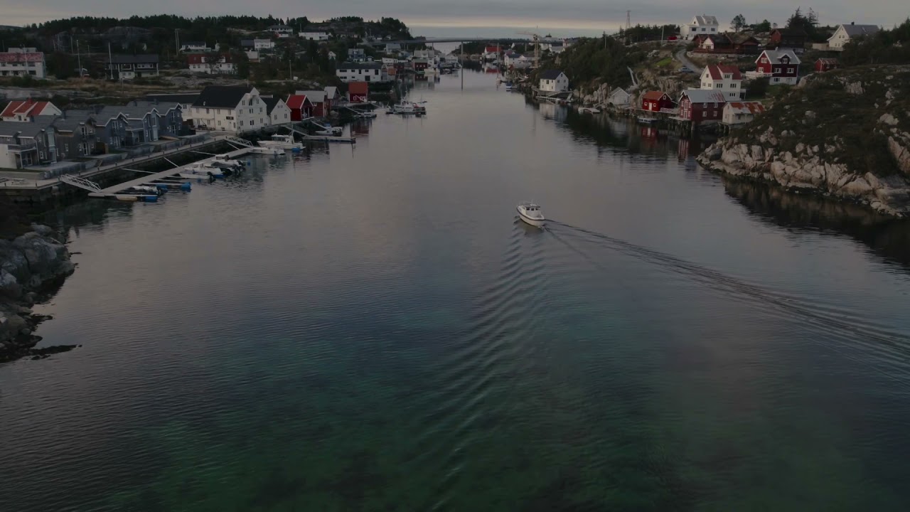 B&aring;t ut Sveggsundet i Aver&oslash;y kommune