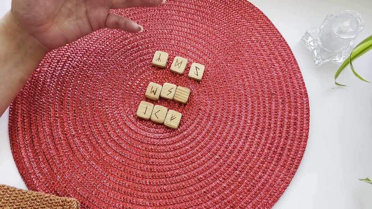 Его мысли, чувства, действия. Гадание на рунах