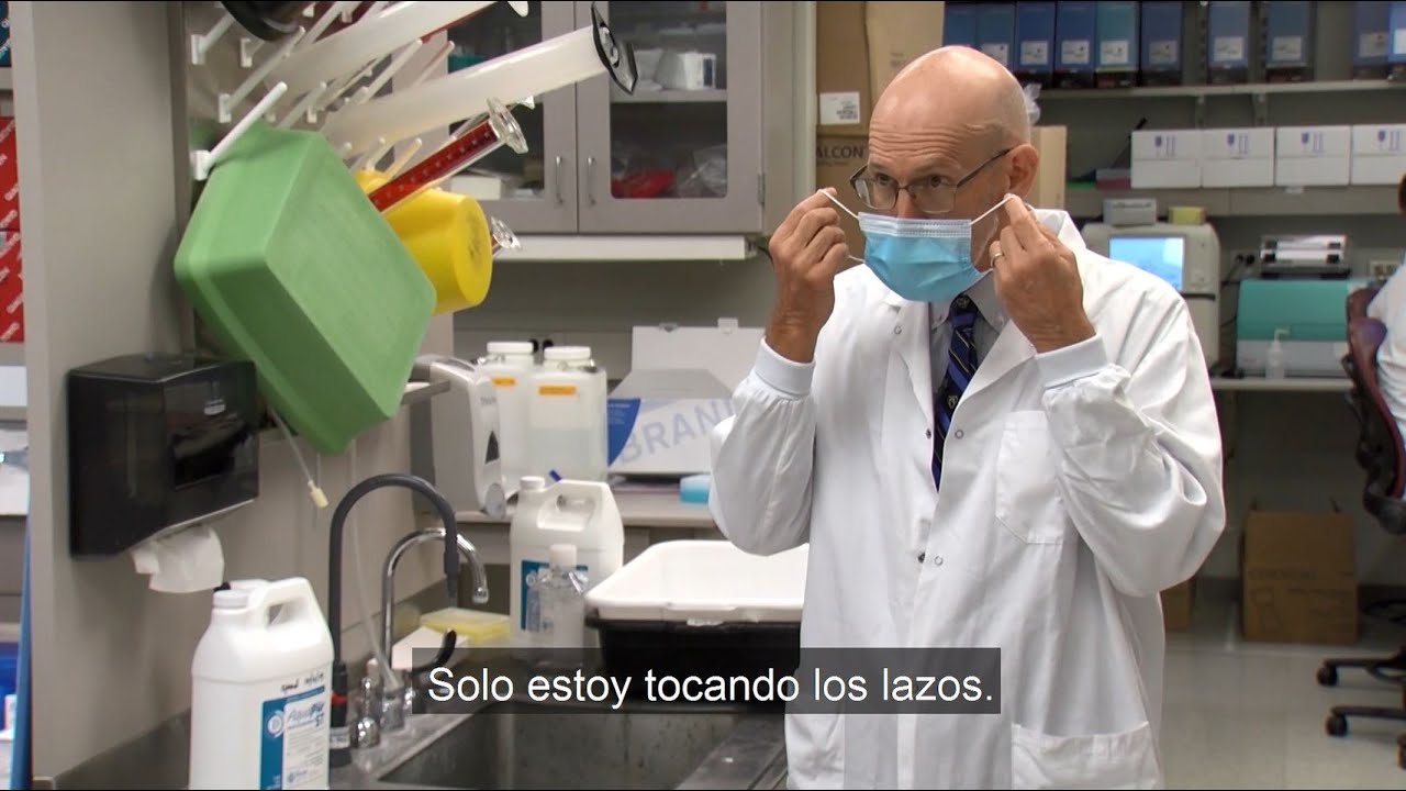 El Dr. Gregory Poland muestra c&oacute;mo poner y quitar una mascarilla de forma segura