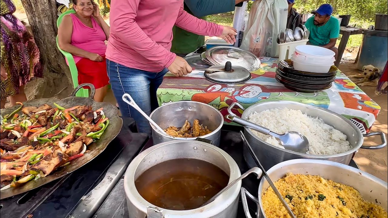 TACHO NO FOGO DE LENHA, ALMOÇO NA ROÇA E LENDO A LISTA DOS DOADORES DO TELHADO🙌