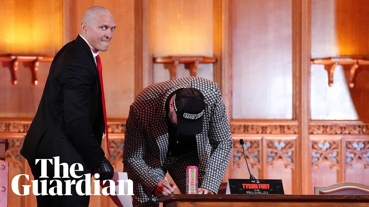 Александр Усик заставил Тайсона Фьюри подписать фотографии своего поражения