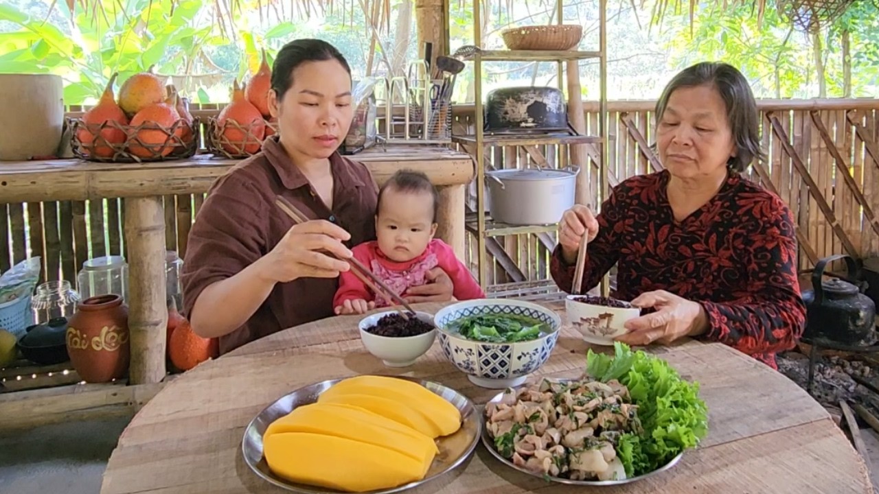 Cooking a Simple Lunch - Brown Rice & Stir-Fried Pork with Scallions - Bich Thi Family