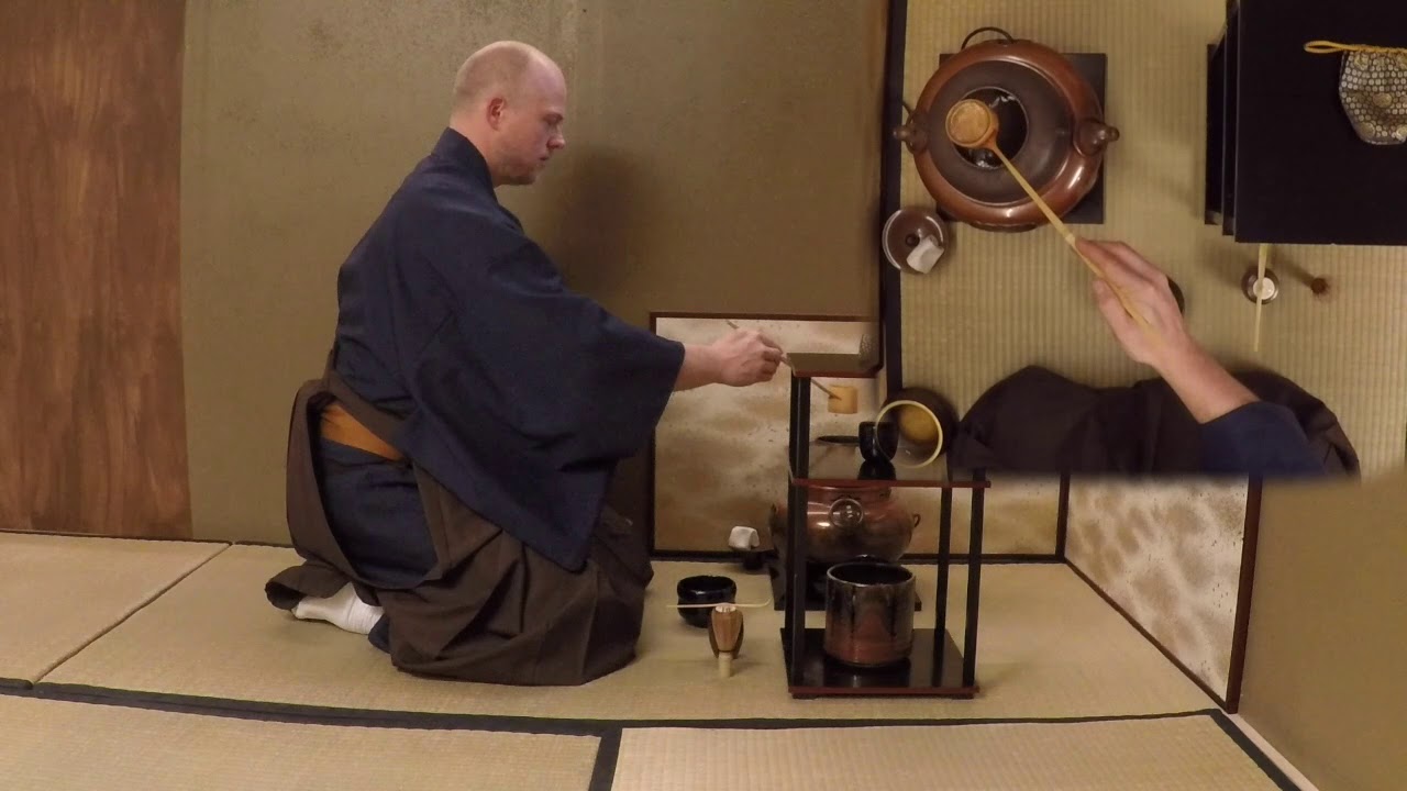 Urasenke Tana Koicha Kokodana, Furo (裏千家 の 棚濃茶 風炉)