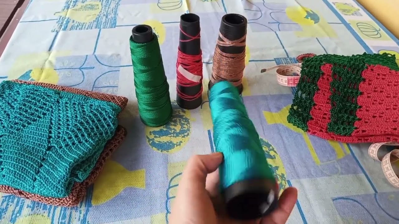 Fiz vários  modelos lindos de centros de mesa com sobras de fio de seda ( polipropileno ) 