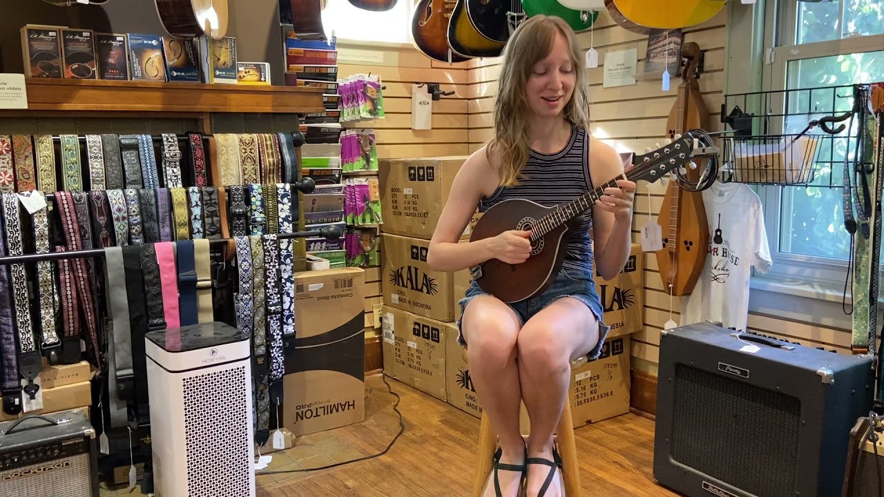 Bebe Demos the Eastman MD304 Mandolin