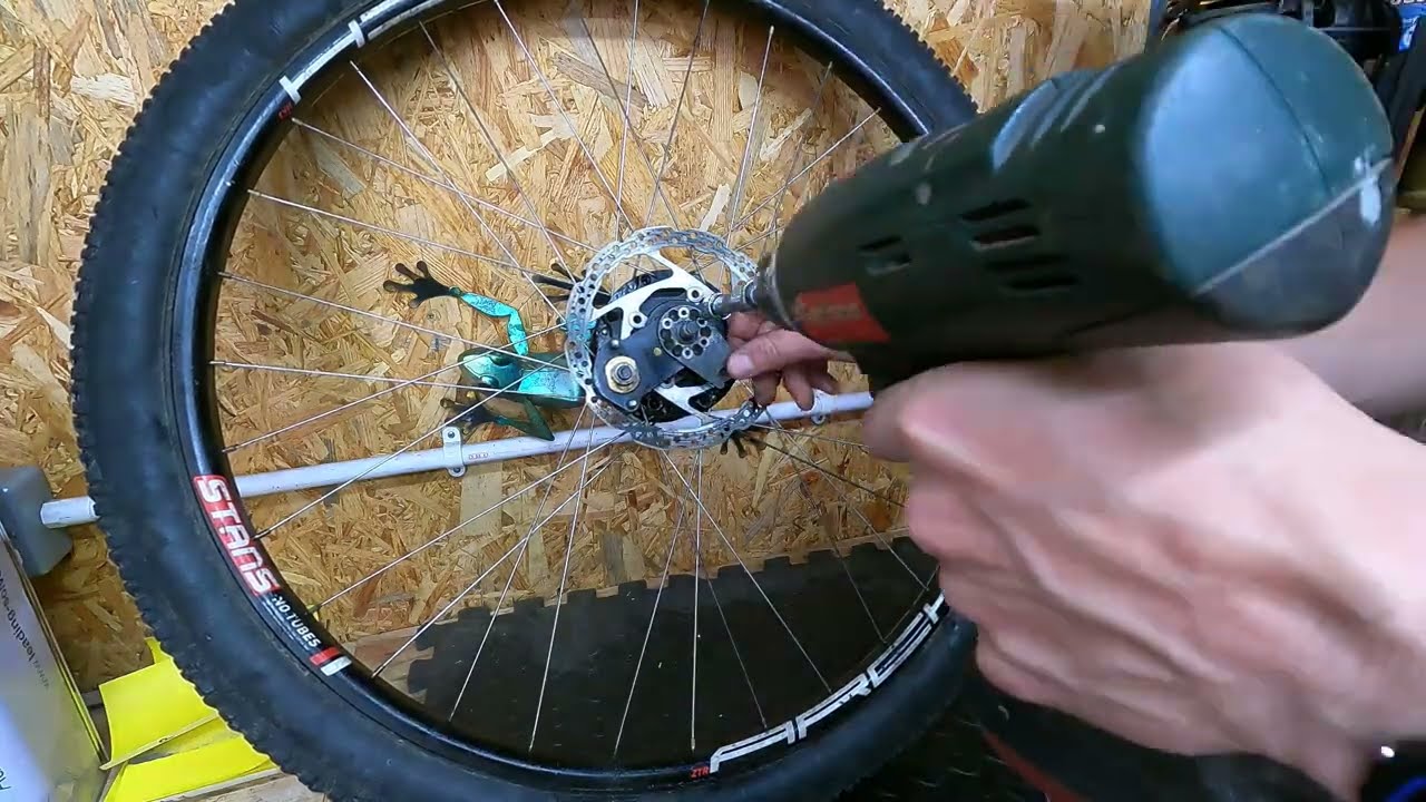 Rohloff Speedhub hub cap screw replacement and gearbox removal