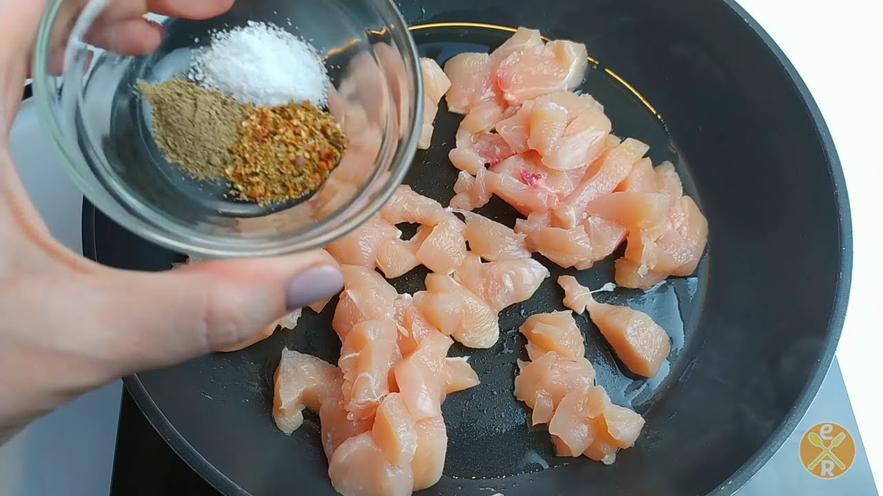 Этот салат из куриной грудки удивит вашу семью - слишком вкусно для такого простого рецепта