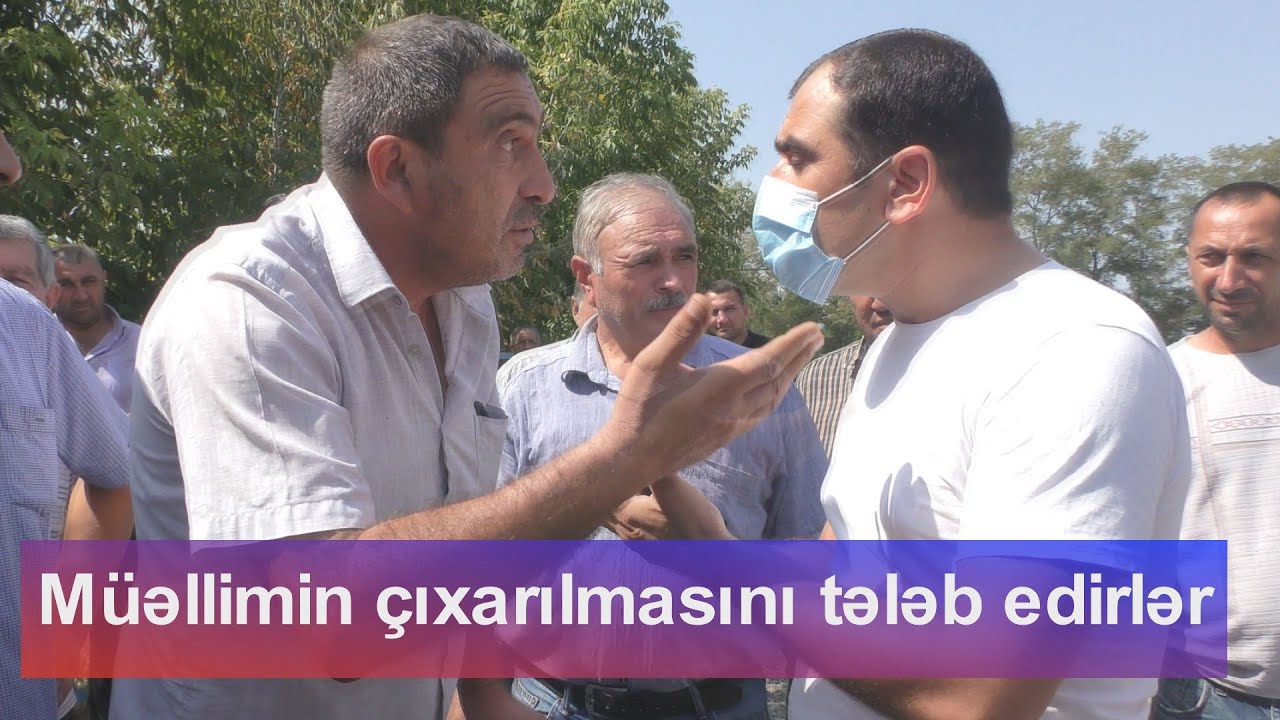 Marneuli Əzizkənd sakinləri və müəllimləri kəndin məktəb binası qarşısında etiraz aksiyası keçriblər