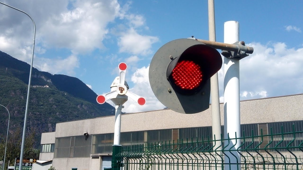 PASSAGGIO A LIVELLO FS64 - PIAN CAMUNO(BS) / Via Dossi / Level crossing