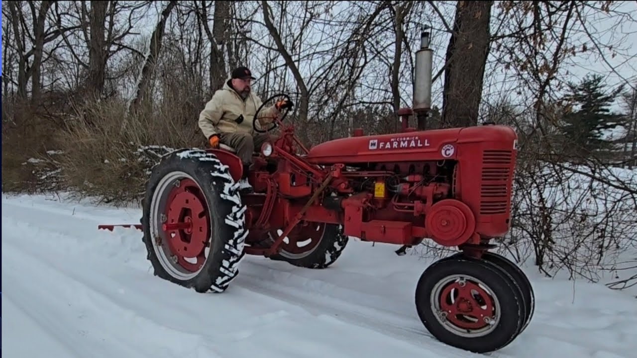 Первый снег в этом году: Farmall Super C расчищает подъездную дорожку!