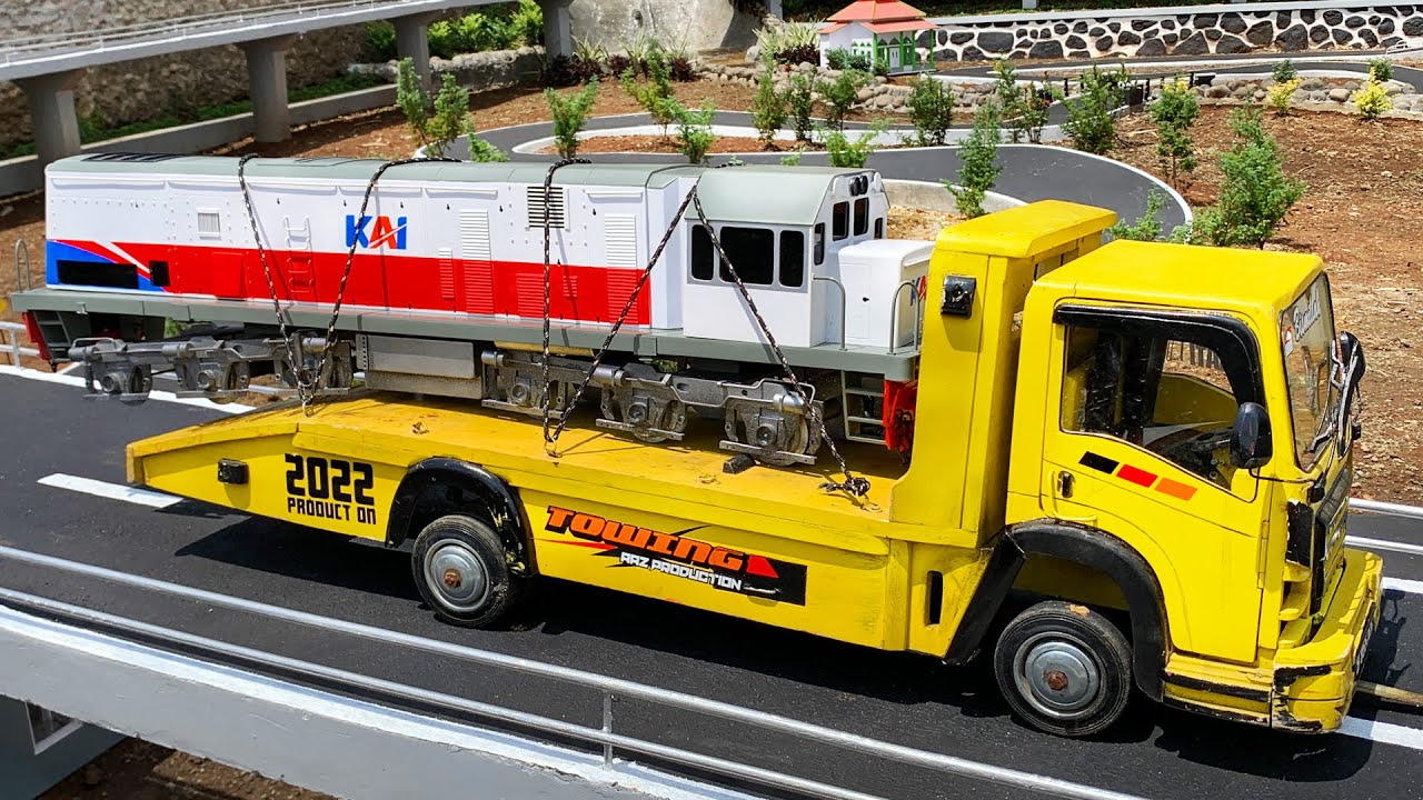 Truk Towing Angkut Gerbong Kereta Api, Kampung Truk Oleng Kedatangan Artis Baru