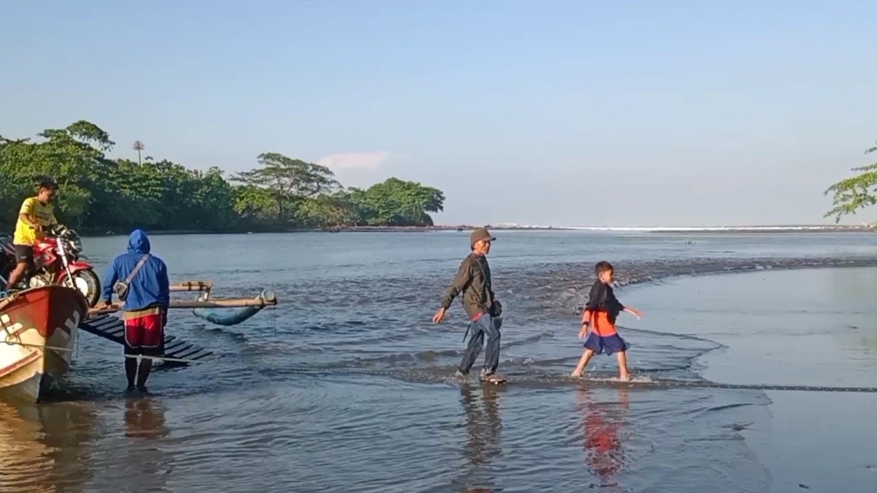 Pesona Pesisir Pantai Cijeruk Indah