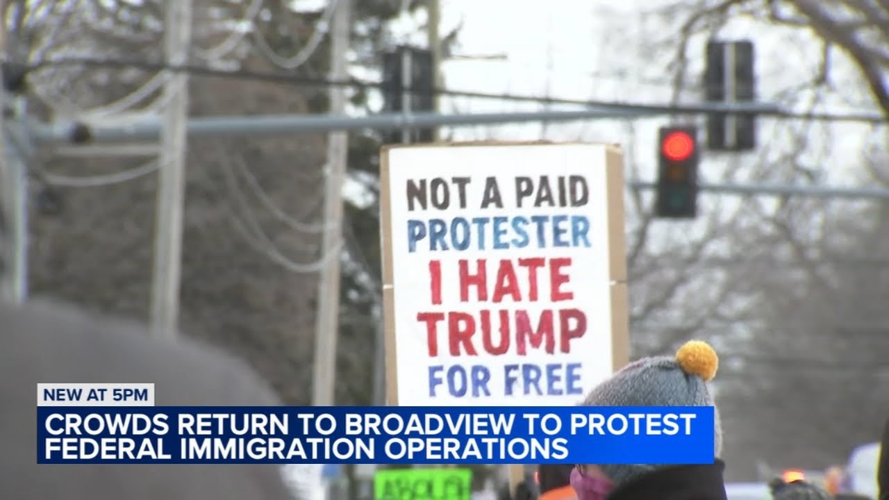 Large crowds return to Broadview ICE facility, protesting against immigration enforcement operations
