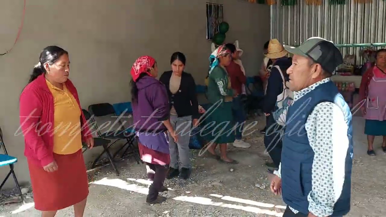 Cuanto la banda tocó esta chilena ...el patrón saco su botella de mescal y se pudo bueno la pachanca