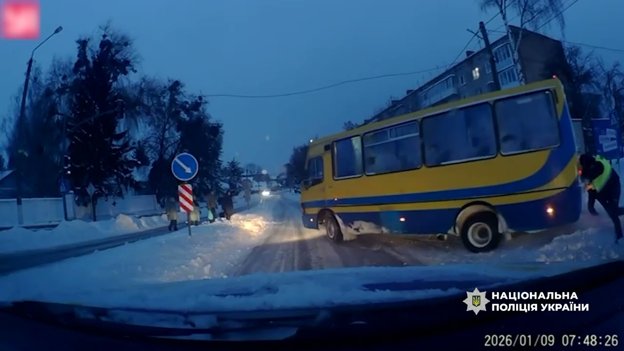 Зимова пастка не вщухає: поліцейські Рівненщини продовжують допомагати жителям регіону