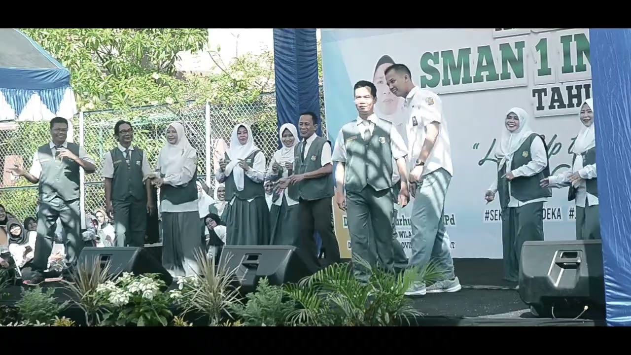 Vokal Grup Kepala sekolah dan  Guru-guru SMAN 1 Indramayu
