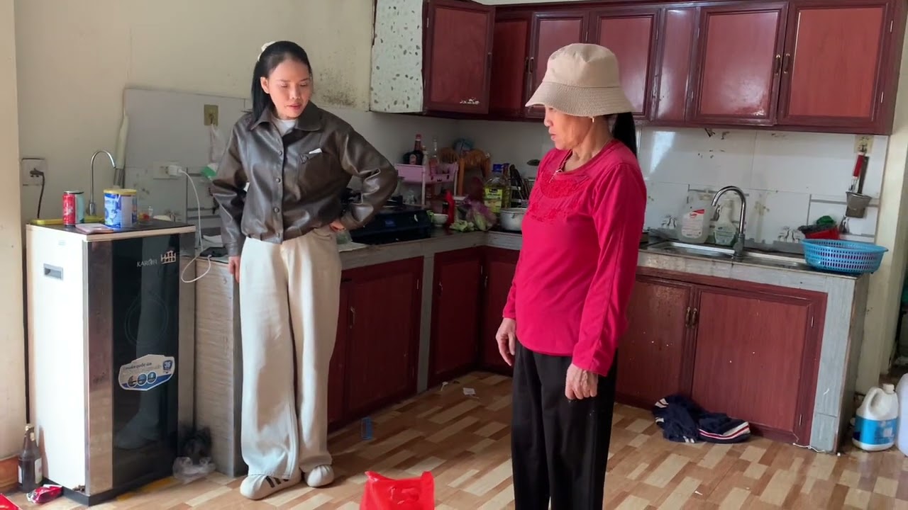 Sợ thắng bà quế mang quần áo mua chuộc nhâm .ai ngờ nhâm từ chối bắt mang trả lại 