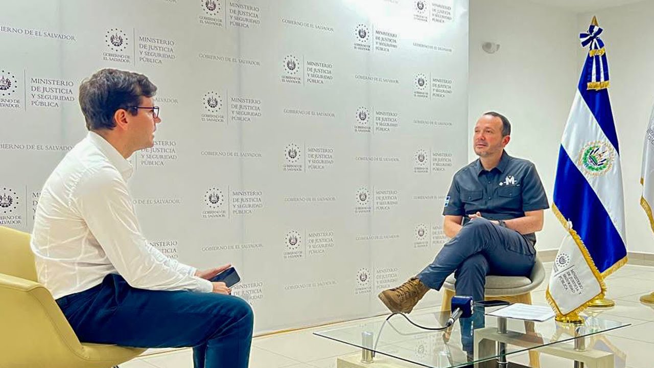 Pandillas y DD. HH.: un imperdible mano a mano con el ministro de Seguridad de El Salvador (Bukele)