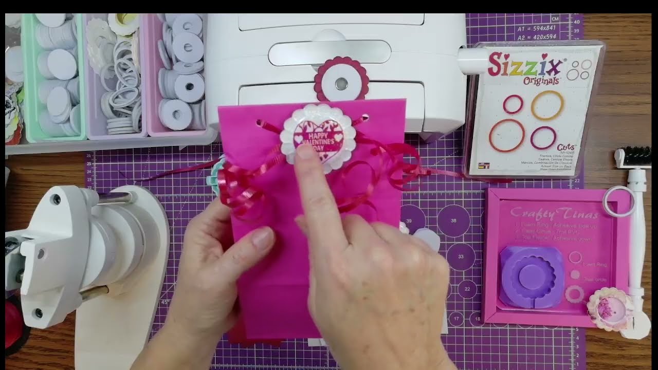 Вставка из объемной наклейки We R Memory Button Press. Инструкция по застегиванию подарочного пак...