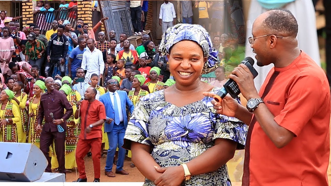 THEO BOSEBABIREBA aratunguranye n'umugore we MWIZA CYANE amujyana muri SODOMA aho yaririye UMWANDA