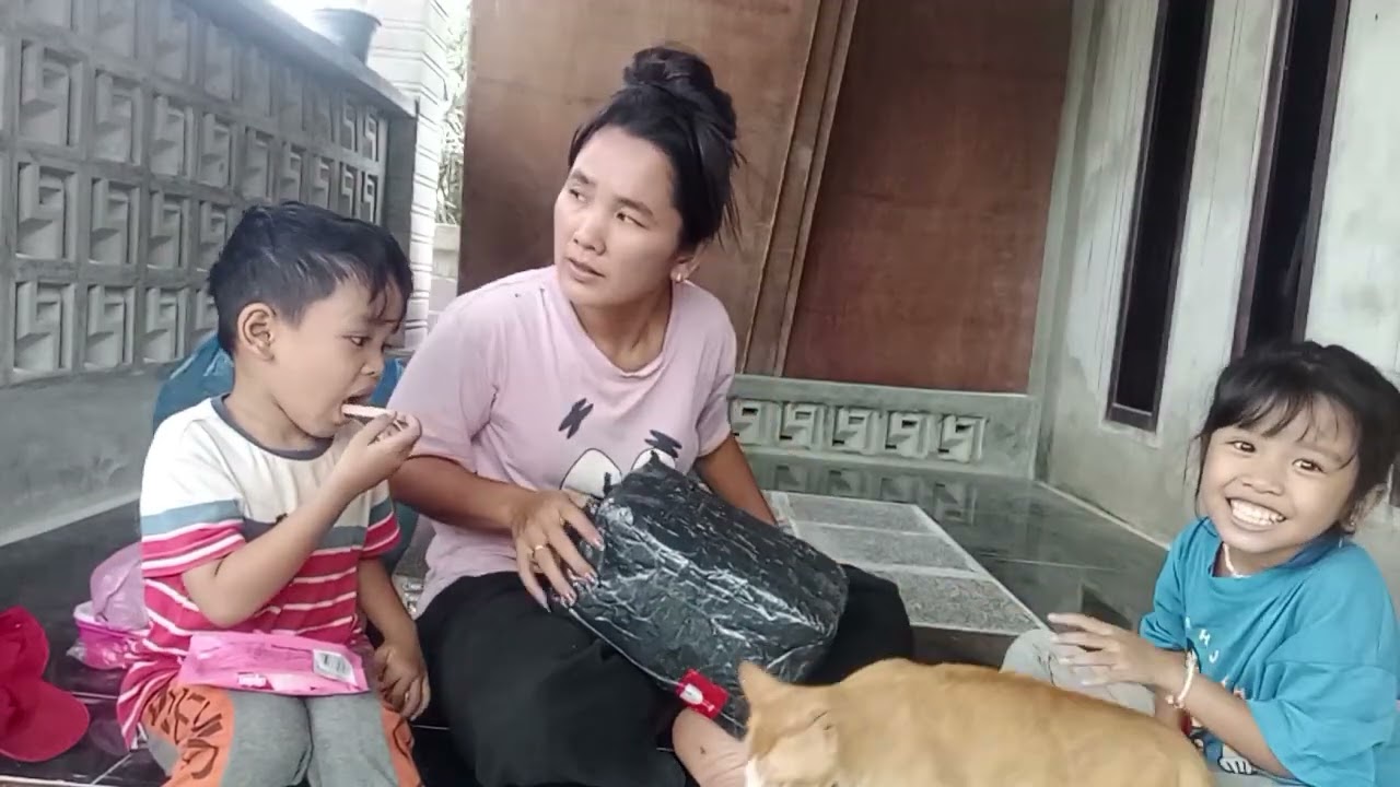 Unboxing oleh-oleh Maktengah Liana, Kirim Mamak Sasya dan MBG hari ini 