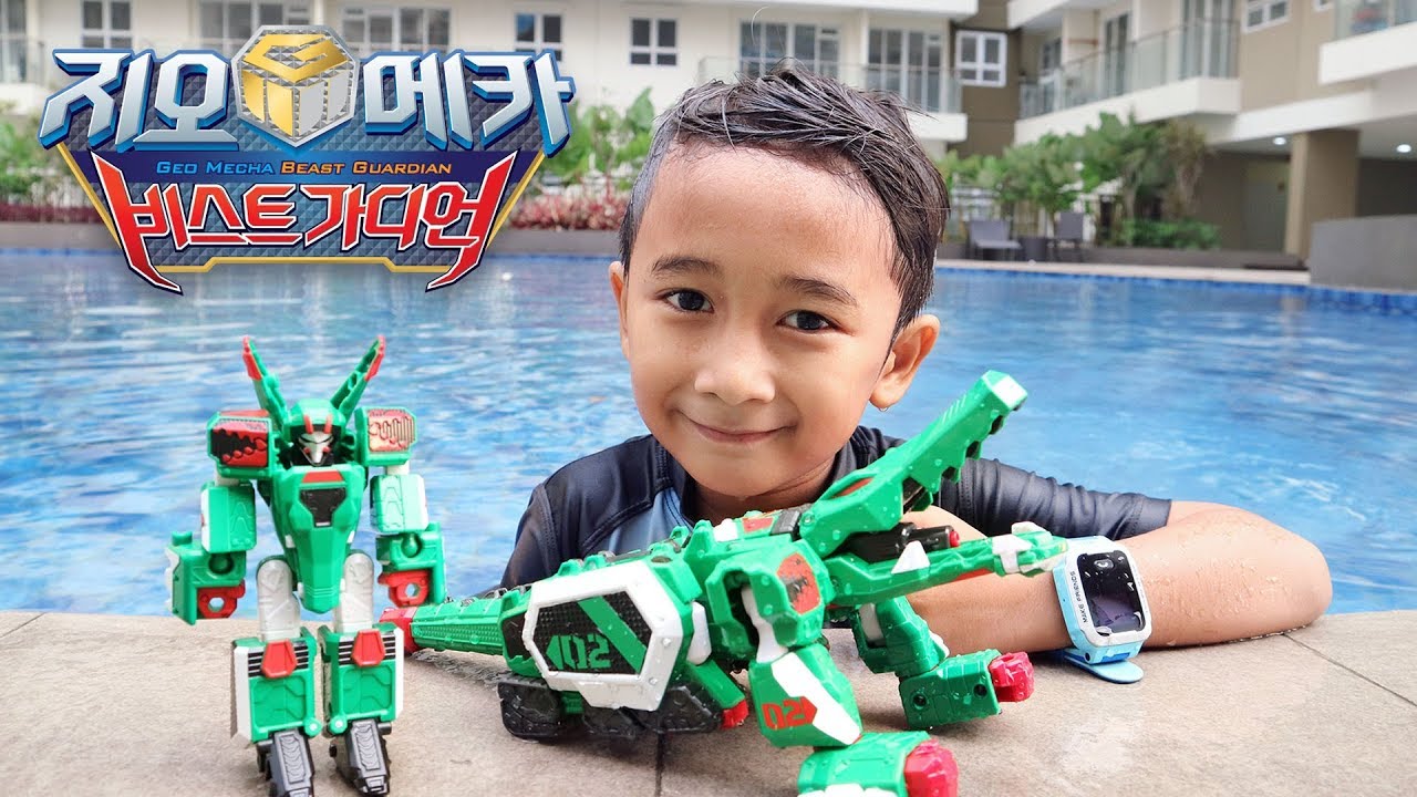 Main Geo Mecha Caiman di Kolam Renang