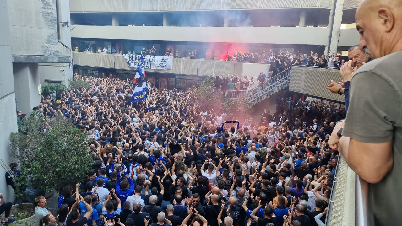 Tifosi blucerchiati sotto la sede della società: 