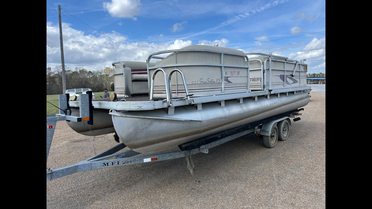 #75 Ridgeland - 2001 Premier 225 Sun Station Pontoon Boat w/90HP Suzuki Outboard