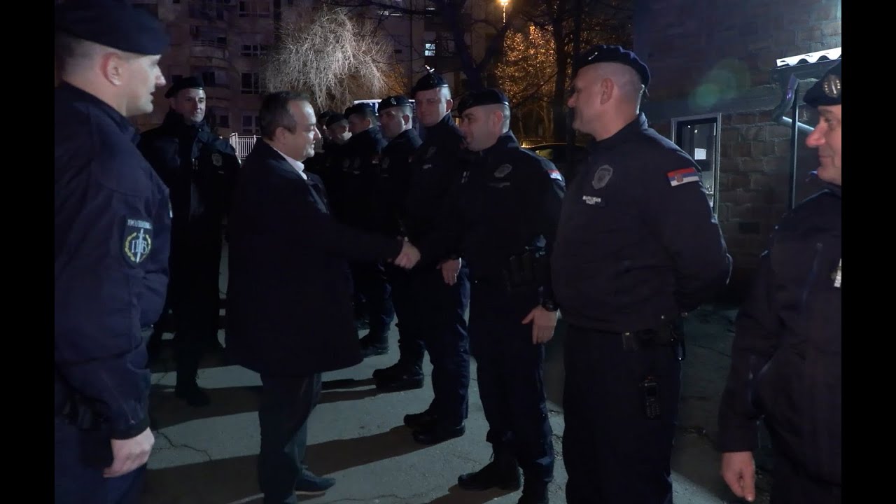 Ministar Dačić tokom obeležavanja srpske Nove godine sa pripadnicima Policijske brigade