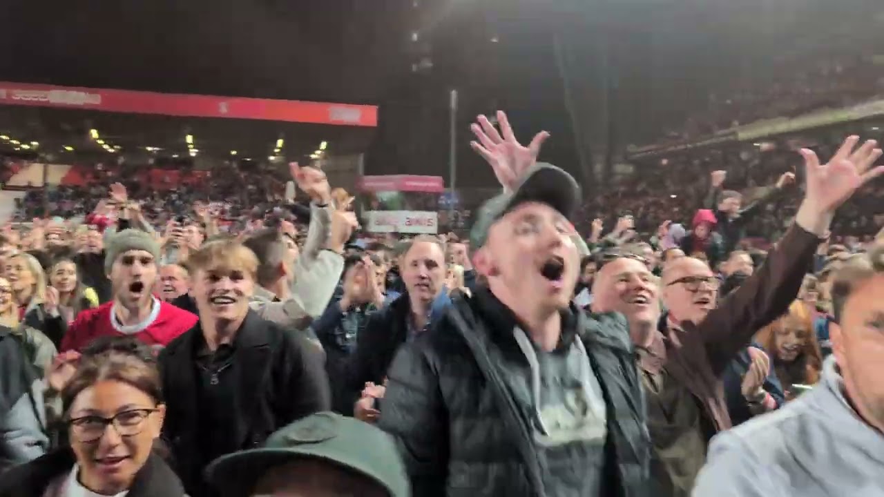 2025-05-15 Charlton-Wycombe 1-0! Charlton are going to Wembley! Pitch invasion!