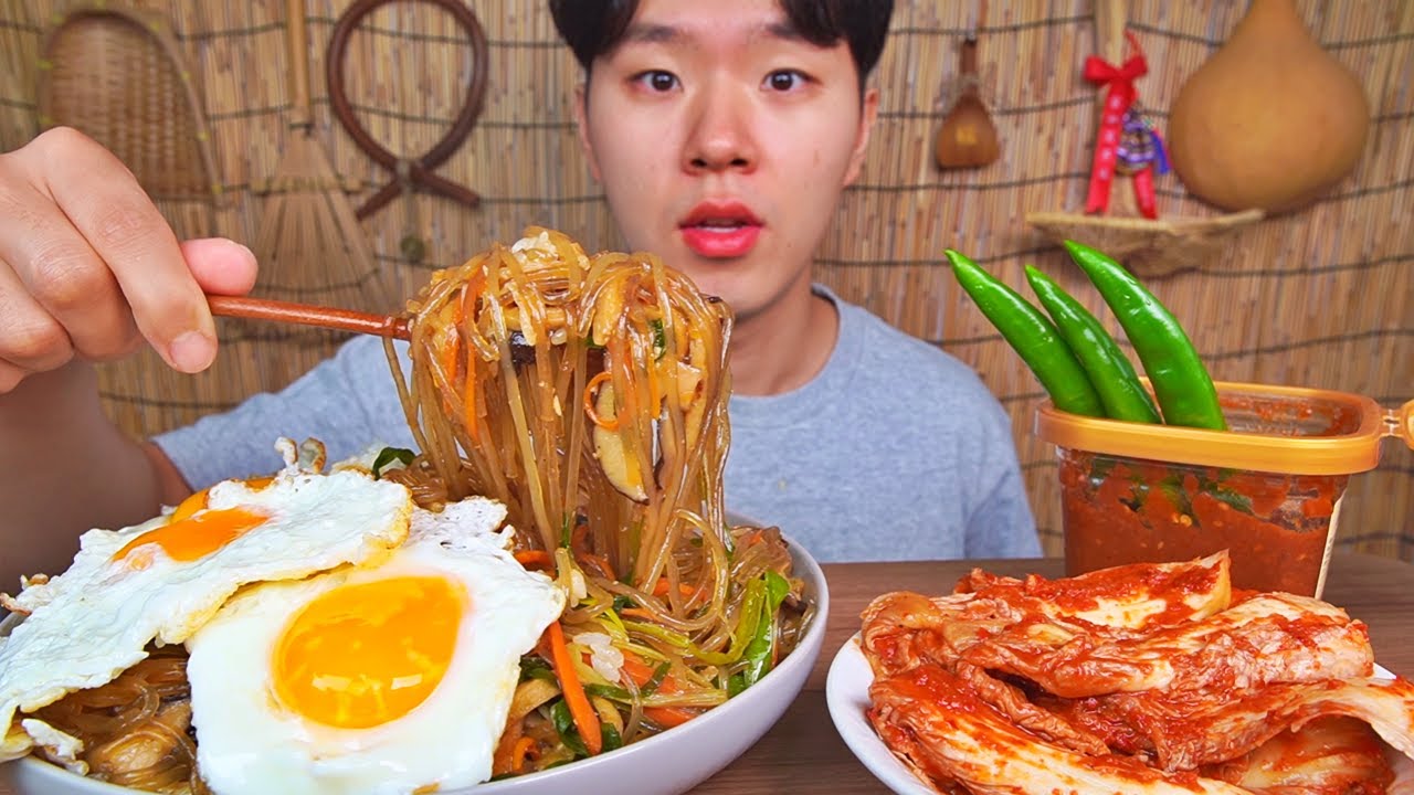 잡채가 많이 남아 잡채밥 양껏 만들었습니다. 감칠맛 좋고 사 먹는 것보다 맛있습니다...! JAPCHAE RICE KIMCHI KOREAN FOOD ASMR MUKBANG.