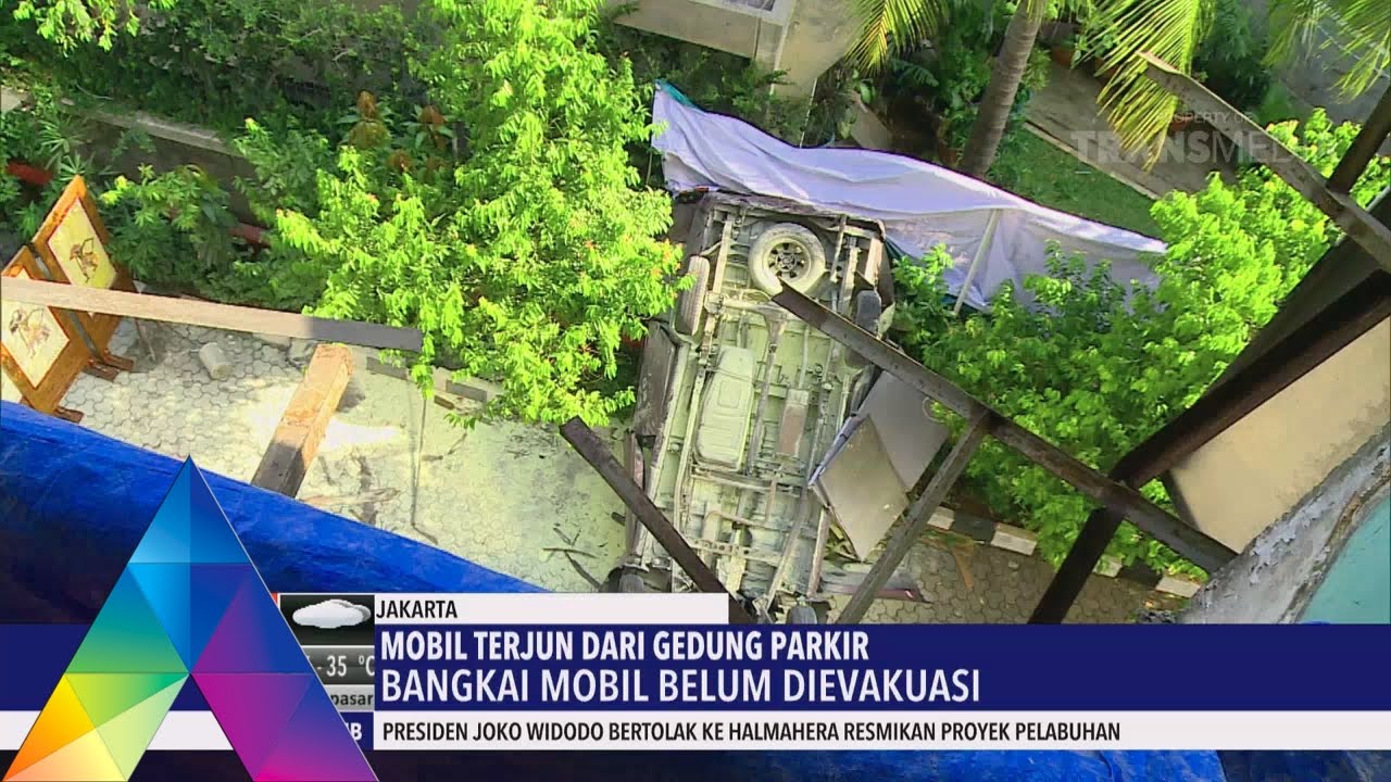 MOBIL TERJUN DARI GEDUNG PARKIR