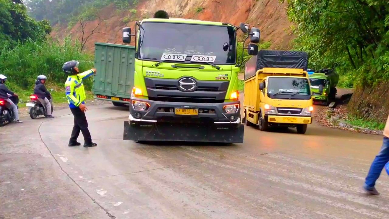 Dangerous Slippery Road – Heavy Trucks Losing Control!