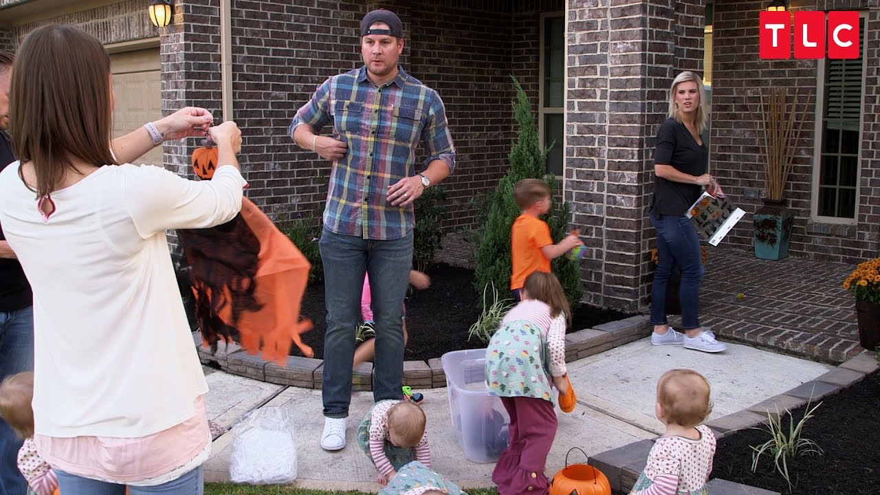 Decorating for Halloween is Tricky With Quintuplets | OutDaughtered