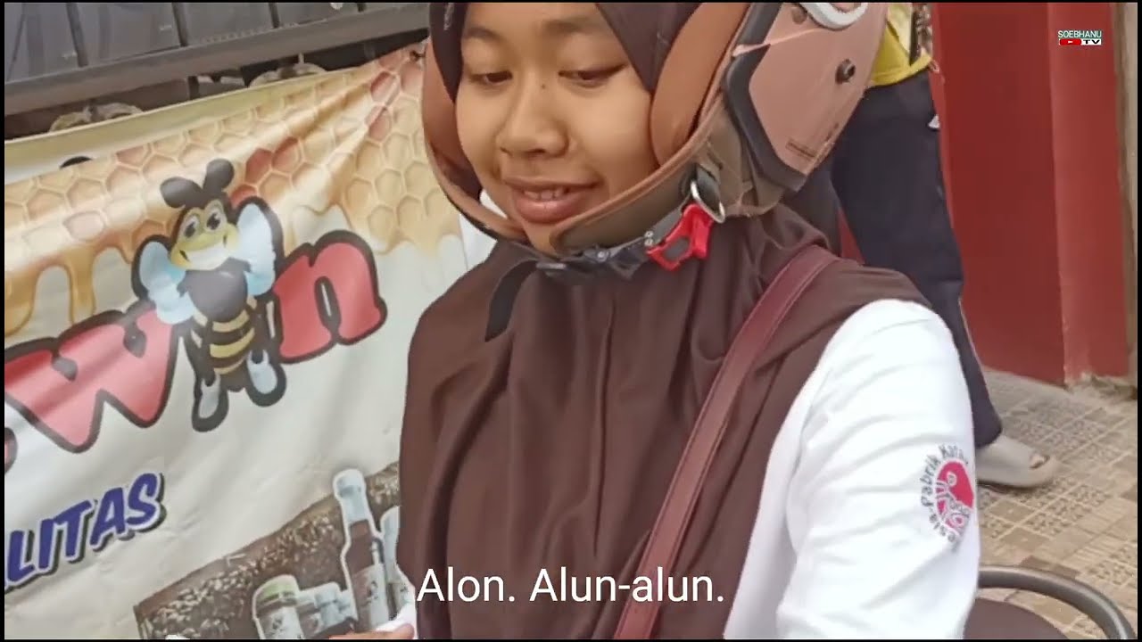 Orang desa sedang di kota akan ikut cfd di alun-alun 