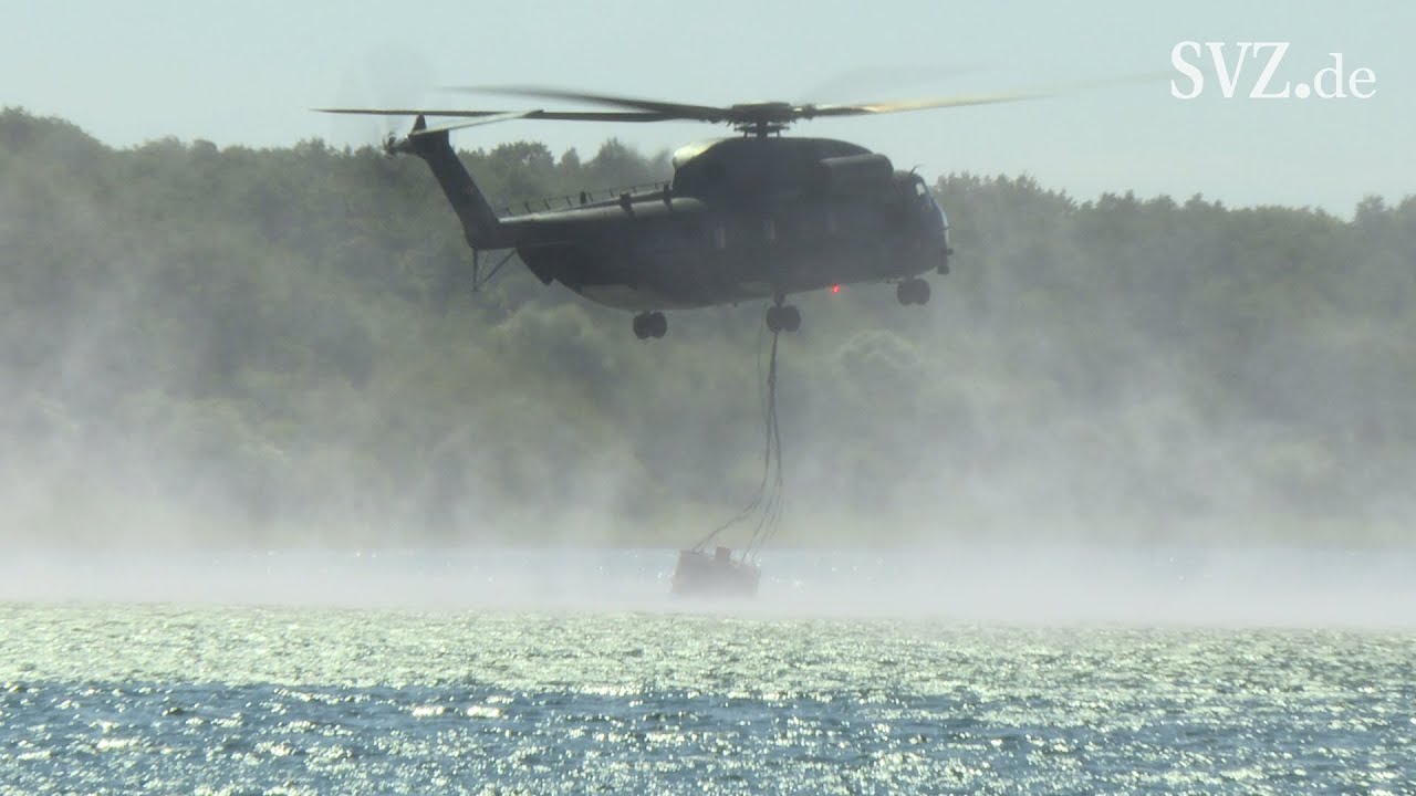 Waldbrand mit Explosionsgefahr: Hubschrauber und Panzer im Einsatz